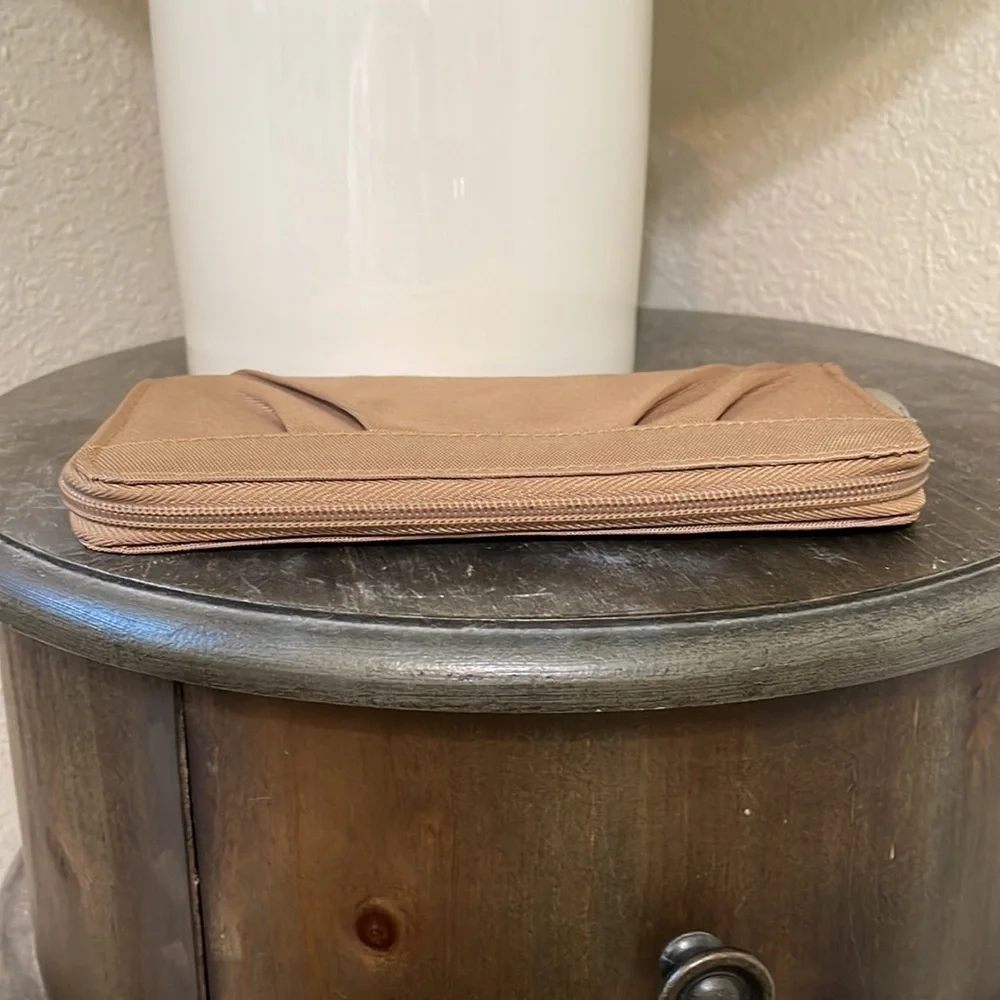 TRAVELON zipper closure wallet